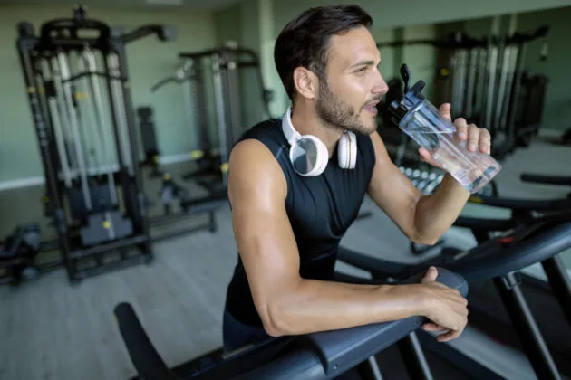 boire grâce à une fontaine à eau dans une salle sport