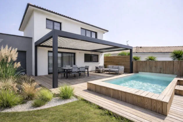 pergola bioclimatique adossée à la facade d'une maison