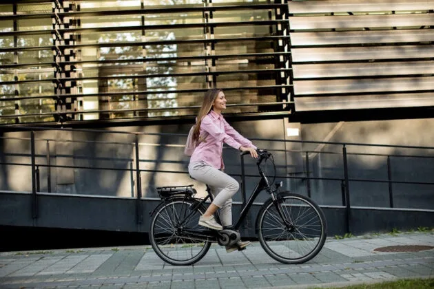 une femme en vélo électrique en ville