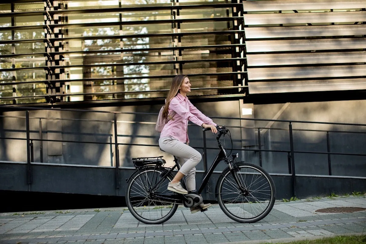 une femme en vélo électrique en ville