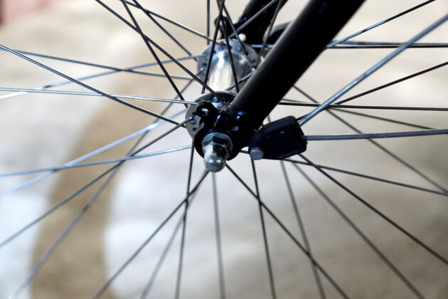 gros plan sur la roue d'un vélo pliant